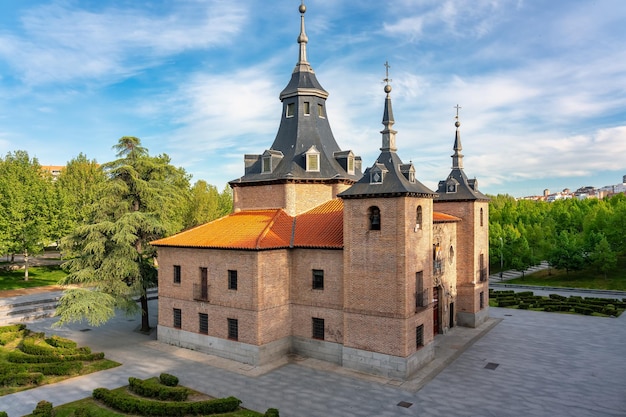 Foto fassade van de kluis van de virgen del puerto naast het koninklijk paleis van madrid