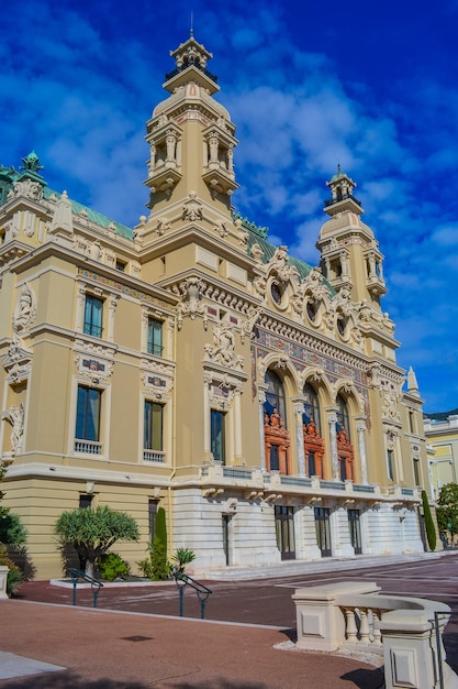 Fassade van de Opra de MonteCarlo naast het beroemde casino