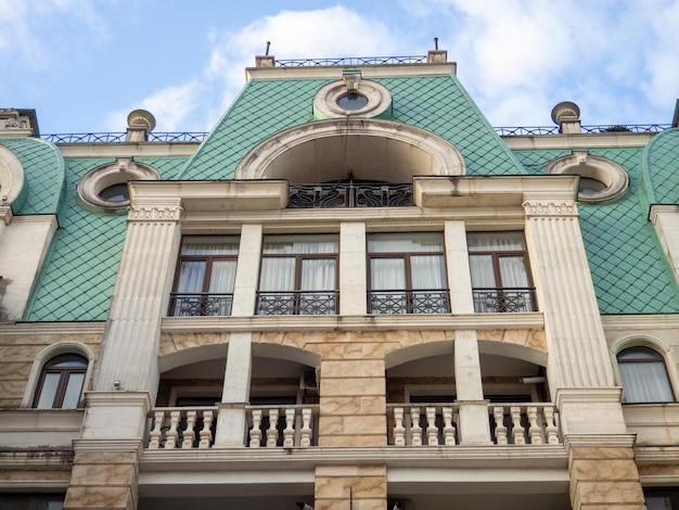 Fassade van een mooi gebouw Nieuw hotel gebouwd antiek