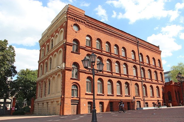 Fassade van het gebouw van de rode bakstenenfabriek Oude fabriek in Lodz