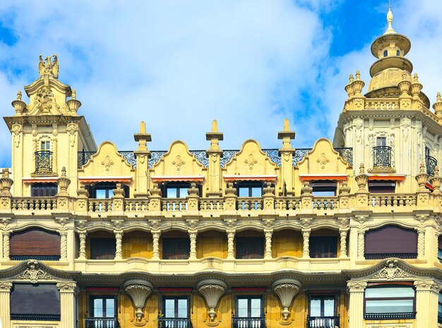 Foto fassade van middeleeuwse gebouwen in het stadscentrum van san sebastian baskenland spanje