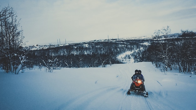 Neve veloce in motoslitta per sport estremi, freddo invernale