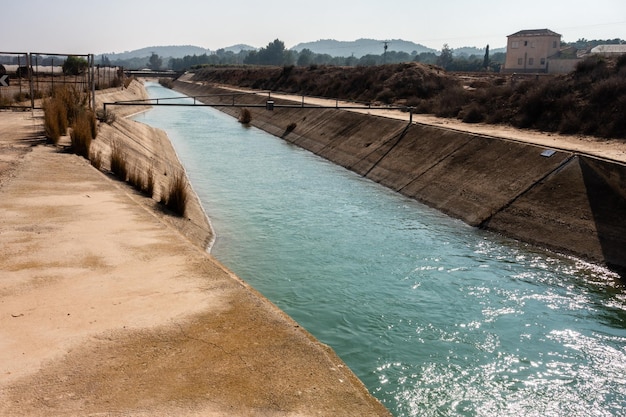 スペイン、バレンシアナの水道橋の急流の水