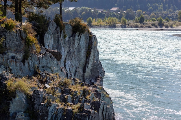 빠르게 흐르는 넓은 산천. 큰 바위가 물 밖으로 튀어나와 있습니다. 알타이 공화국 알타이 산맥의 큰 산 강 카툰, 청록색.