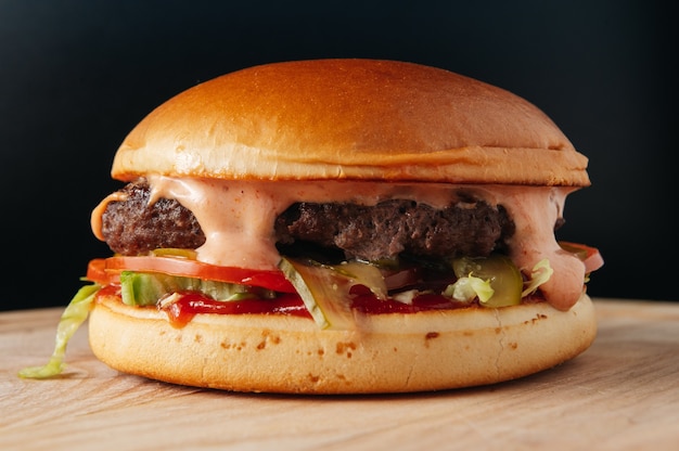 Fast food hamburger pollo carne diversi tipi di panini su una parete nera