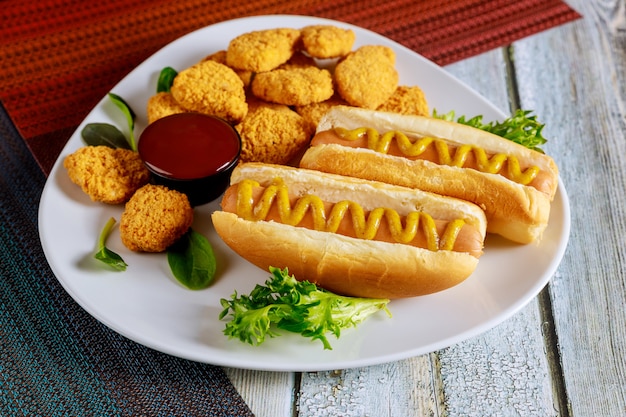 Fast food concept. Hotdog met kipnuggets.