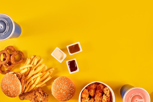 Photo fast food dish top view meat burger potato chips and wedges take away composition french fries hambu