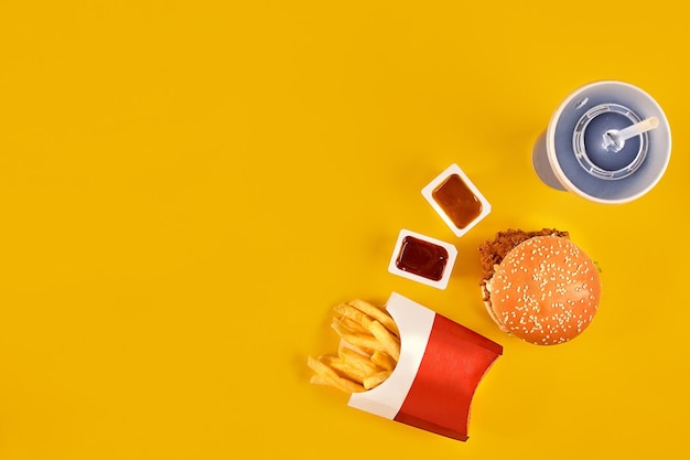 Foto piatto di fast food vista dall'alto hamburger di carne patatine e spicchi composizione da asporto patatine fritte hambu