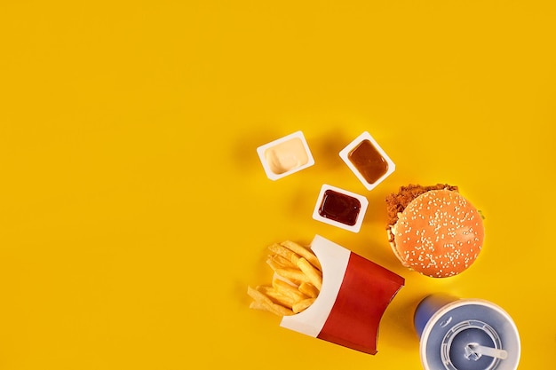 Photo fast food dish top view meat burger potato chips and wedges take away composition french fries hambu