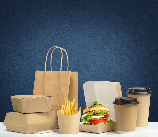 Fast food grote lunch set smakelijke hamburger frietjes papieren koffiekopjes bruine papieren zak en doos
