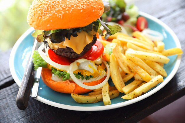 Fast-food hamburger hamburger op houten tafel