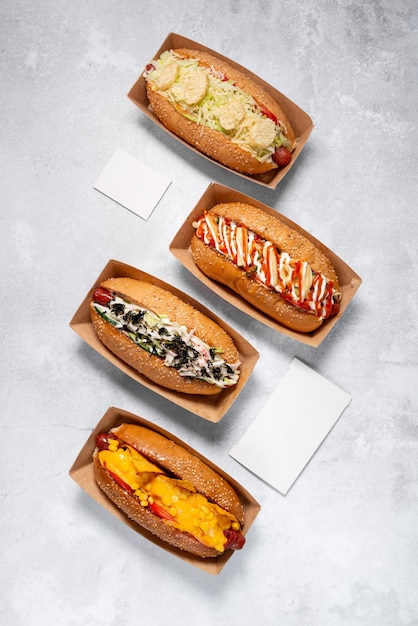 Foto banner di hot dog fast food su sfondo strutturato in pietra grigio chiaro, modello di menu hotdog