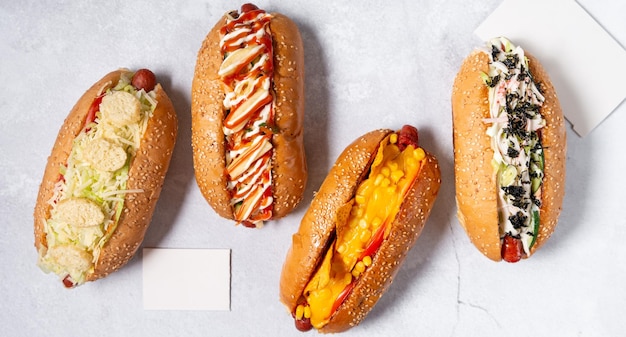 Fast food hotdog banner op een lichtgrijze steen gestructureerde achtergrond, hotdog menusjabloon