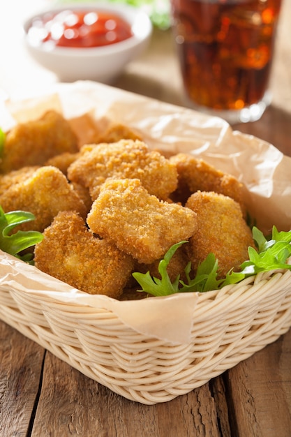 Fast food kipnuggets met ketchup, frietjes, cola