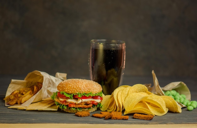 ファーストフードとスナックのコンセプト不健康な栄養ハンバーガーポテトフライドポテトとコーラ