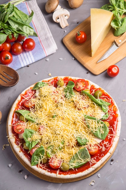 사진 회색 테이블에 버섯과 빠른 수제 채식 피자