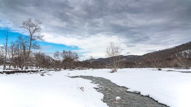 冬季の速い山の川の流れ