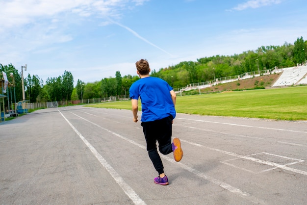 Corridore veloce sulla pista sportiva dello stadio all'aperto prima dei campionati