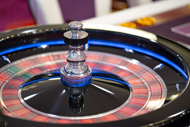 Быстро вращающееся колесо рулетки в казино крупным планом