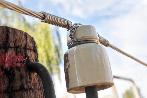 Fastening of an electric wire to an porcelain or ceramic electrical insulators.