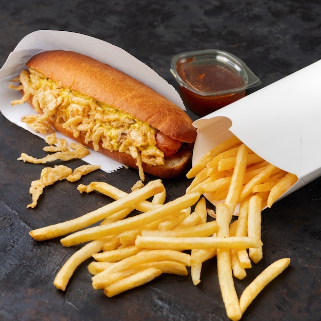 Fastfood - hotdogs en frites. gezonde tussendoortjes voor de afhaallunch. het conceptmenu fastfood. kopieer ruimte, selectieve aandacht. 1: 1