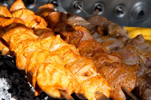 Fastfood in de stadsparkhandel op straat op een zonnige zomerdag close-up