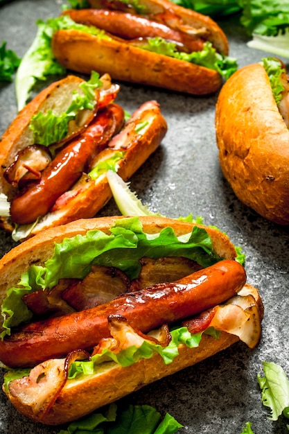 Fastfood-menu. hotdogs rundvlees barbecue met baconnd kruiden op rustieke tafel.