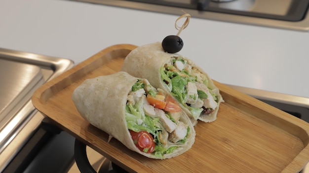 Foto fastfood mexicaanse burrito-wraps met kip en groentenxa