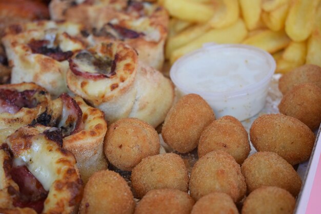 Fastfood mix pizza rolletjes kaas gehaktballen frietjes kippenvleugels