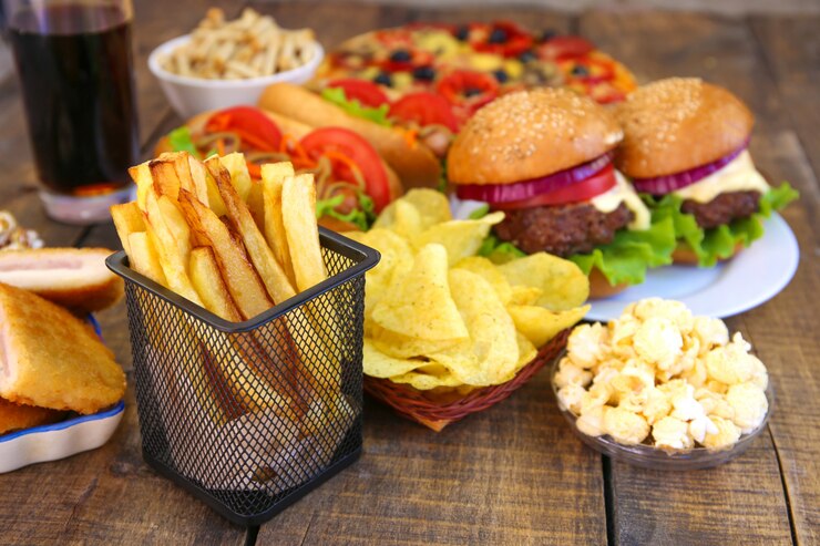 Fastfood op oude houten achtergrond. Concept van junk eten.