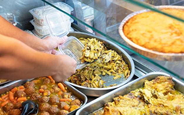 Fastfoodwinkel, vrouw die eten serveert