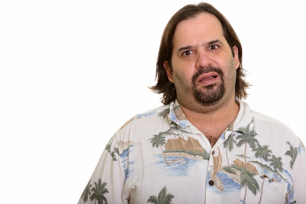 Photo fat bearded caucasian man looking lost ready for vacation isolated on white