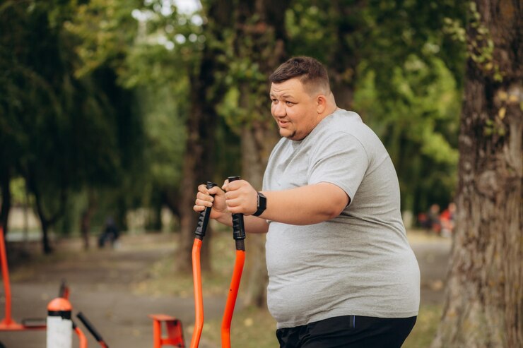 Фотография толстяк занимается спортом на природе