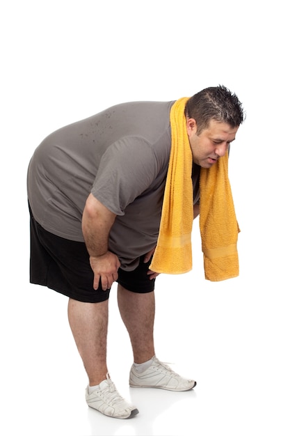 Foto uomo grasso che gioca sport isolato su una priorità bassa bianca