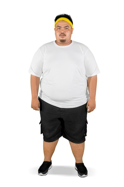 사진 뚱뚱한 남자는 스튜디오에서 혼란스러운 표정으로 서 있다