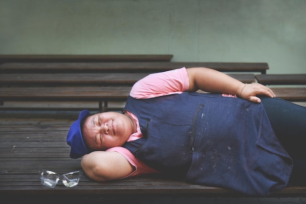 写真 床で眠ってリラックスする太った女性と彼女の笑顔