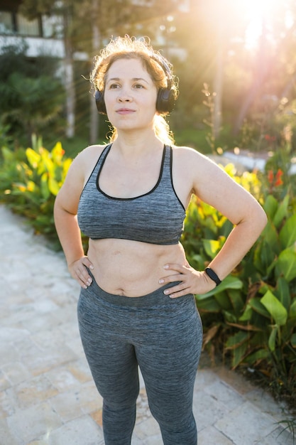 Photo fat woman and sports girl doing exercise for weight loss in fresh air and smiling after training copy space and empty space for text or advertising