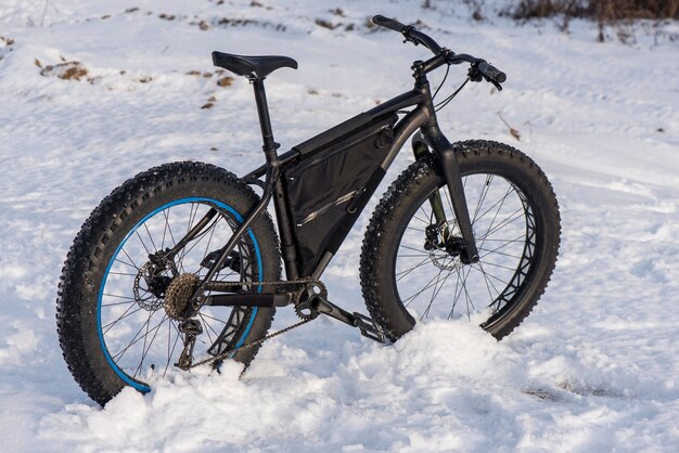 Fatbike ligt in het winterveld