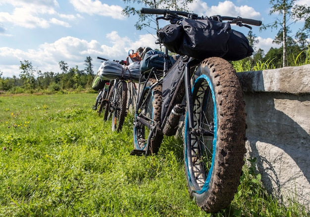 写真 バイクパッキングと通常のバイクを備えたファットバイク