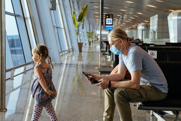 사진 공항 라운지 창을 들여다보는 아버지와 아이