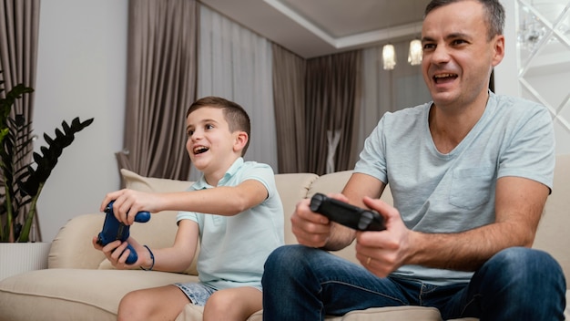 Фото Отец и ребенок играют в видеоигры