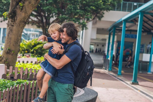 父と息子は香港を歩き回っています。子供と一緒に旅行のコンセプト。