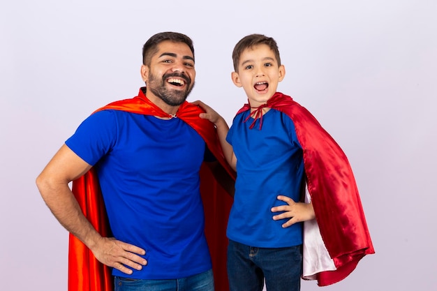 사진 빨간색과 파란색 슈퍼히어로 의상을 입은 아버지와 아들