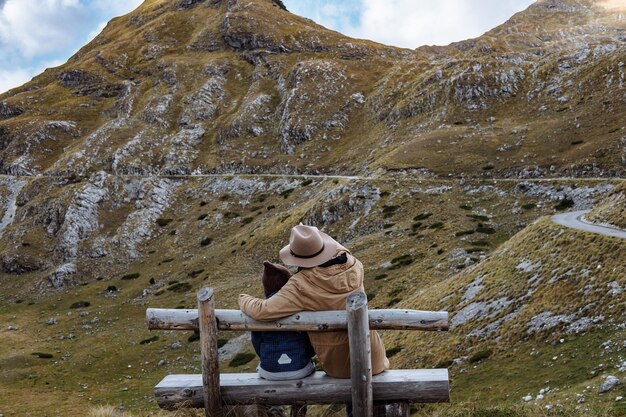 사진 모자를 쓰고 가을 산을 즐기는 아버지와 아들 durmitor montenegro