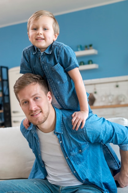 Фото Отец и сын в синих рубашках