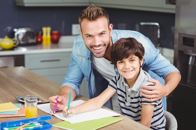 Padre che aiuta il figlio a fare i compiti