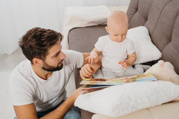 Foto padre e bambino che trascorrono del tempo insieme a casa