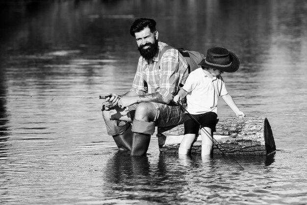 Padre e figlio pescano insieme si diverte a parlare con il padre concetto di età pensionabile padre e figlio felici che pescano nel fiume tenendo canne da pesca