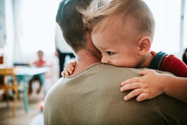 Padre che porta suo figlio in un'aula