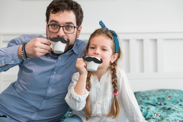 Photo father celebrating fathers day with his daughter